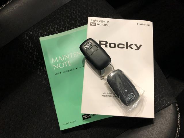 ロッキープレミアムG 走行7544キロ/サイドエアバッグ/純正マット1年保証距離無制限 走行距離7544キロ 純正マット サイドエアバッグ LEDヘッドランプ アイドリングストップ シートヒーター オート格納式ドアミラー 電動パーキングブレーキ キーフリー(埼玉県)の中古車