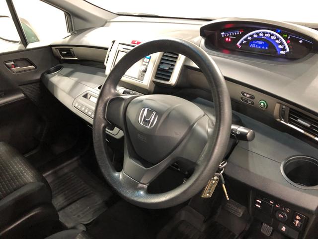 フリードスパイクＧ　ジャストセレクション　走行５３３５４キロ／タイヤ４本交換一年保証・走行距離無制限走行５３３５４キロ　タイヤ４本交換　ワンセグナビ　助手席エアバック　純正カーペットマット　片側電動スライドドア（埼玉県）の中古車