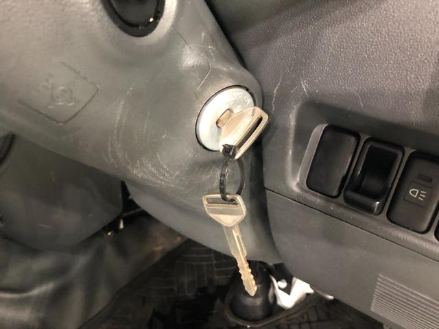 ハイゼットトラックエアコン・パワステ　スペシャル　走行９５８１キロ／５ＭＴ一年保証・走行距離無制限走行９５８１キロ　２ＷＤ　５ＭＴ　純正ゴムマット　荷台マット　ＡＭＦＭラジオ　板キー　作業灯（埼玉県）の中古車