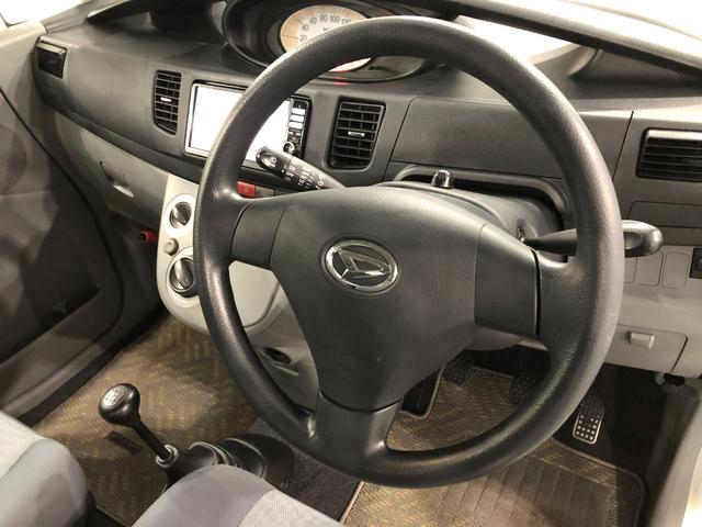 ムーヴＬ　車検整備付／ＭＴ車／走行３３２７４キロ／フルセグナビ１年保証距離無制限　走行距離３３２７４キロ　車検整備付　マニュアル車　助手席エアバッグ　フルセグナビ　ブルートゥース　純正カーペットマット　キーレスエントリー（埼玉県）の中古車