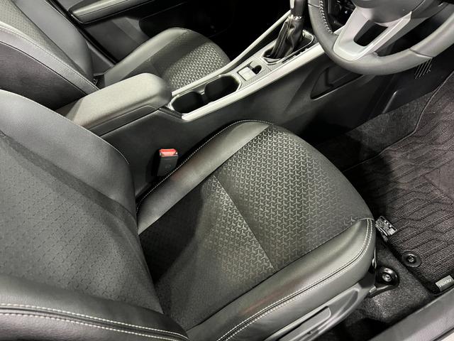 ロッキープレミアムＧ　走行８４６９キロ／ＬＥＤヘッドライト一年保証・走行距離無制限走行８４６９キロ　助手席エアバック　純正カーペットマット　サイドエアバック　クリアランスソナー　オートライト　ＬＥＤヘッドライト　シートヒーター　アイドリングストップ（埼玉県）の中古車