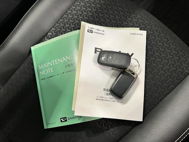 ロッキープレミアムＧ　走行８４６９キロ／ＬＥＤヘッドライト一年保証・走行距離無制限走行８４６９キロ　助手席エアバック　純正カーペットマット　サイドエアバック　クリアランスソナー　オートライト　ＬＥＤヘッドライト　シートヒーター　アイドリングストップ（埼玉県）の中古車