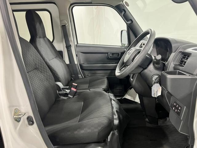 ハイゼットカーゴＤＸ　走行８１１８キロ／ＦＭＡＭラジオ／オートライト／マット１年保証距離無制限　走行距離８１１８キロ　ＦＭＡＭラジオ　純正フロアマット　助手席エアバッグ　クリアランスソナー　オートライト　アイドリングストップ　両側スライドドア（埼玉県）の中古車