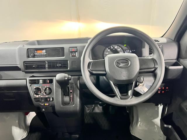 ハイゼットカーゴＤＸ　走行８１１８キロ／ＦＭＡＭラジオ／オートライト／マット１年保証距離無制限　走行距離８１１８キロ　ＦＭＡＭラジオ　純正フロアマット　助手席エアバッグ　クリアランスソナー　オートライト　アイドリングストップ　両側スライドドア（埼玉県）の中古車