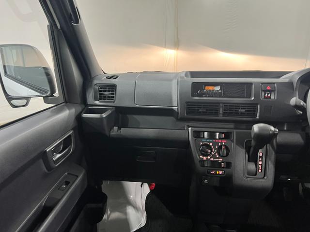 ハイゼットカーゴＤＸ　走行８１１８キロ／ＦＭＡＭラジオ／オートライト／マット１年保証距離無制限　走行距離８１１８キロ　ＦＭＡＭラジオ　純正フロアマット　助手席エアバッグ　クリアランスソナー　オートライト　アイドリングストップ　両側スライドドア（埼玉県）の中古車