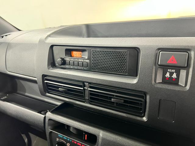 ハイゼットカーゴＤＸ　走行８１１８キロ／ＦＭＡＭラジオ／オートライト／マット１年保証距離無制限　走行距離８１１８キロ　ＦＭＡＭラジオ　純正フロアマット　助手席エアバッグ　クリアランスソナー　オートライト　アイドリングストップ　両側スライドドア（埼玉県）の中古車