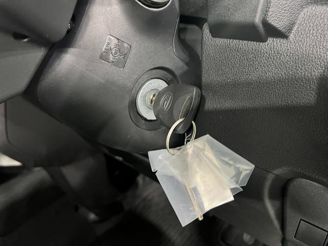 ハイゼットカーゴＤＸ　走行８１１８キロ／ＦＭＡＭラジオ／オートライト／マット１年保証距離無制限　走行距離８１１８キロ　ＦＭＡＭラジオ　純正フロアマット　助手席エアバッグ　クリアランスソナー　オートライト　アイドリングストップ　両側スライドドア（埼玉県）の中古車