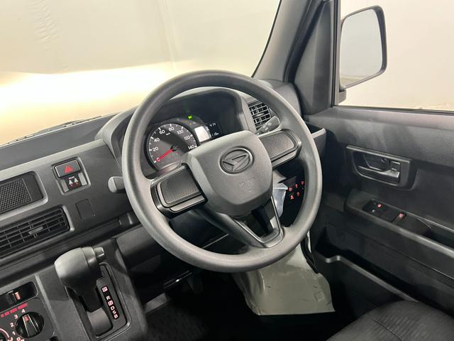 ハイゼットカーゴＤＸ　走行８１１８キロ／ＦＭＡＭラジオ／オートライト／マット１年保証距離無制限　走行距離８１１８キロ　ＦＭＡＭラジオ　純正フロアマット　助手席エアバッグ　クリアランスソナー　オートライト　アイドリングストップ　両側スライドドア（埼玉県）の中古車