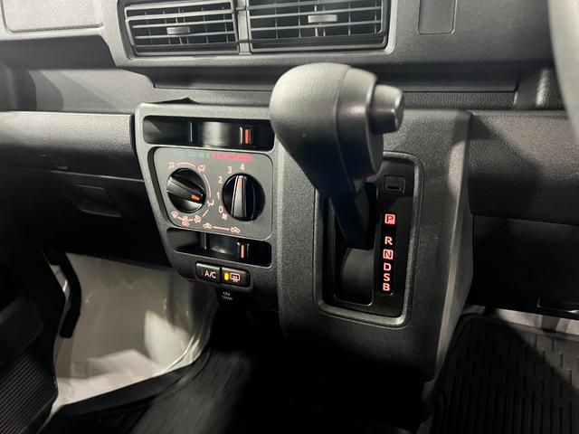 ハイゼットカーゴＤＸ　走行８１１８キロ／ＦＭＡＭラジオ／オートライト／マット１年保証距離無制限　走行距離８１１８キロ　ＦＭＡＭラジオ　純正フロアマット　助手席エアバッグ　クリアランスソナー　オートライト　アイドリングストップ　両側スライドドア（埼玉県）の中古車