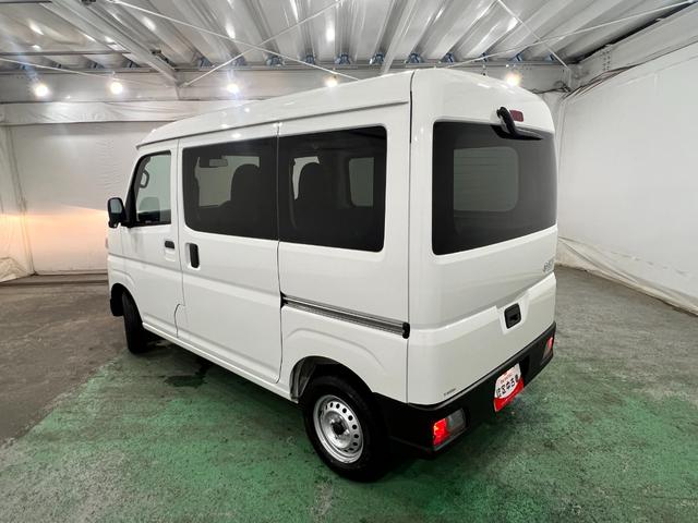 ハイゼットカーゴＤＸ　走行８１１８キロ／ＦＭＡＭラジオ／オートライト／マット１年保証距離無制限　走行距離８１１８キロ　ＦＭＡＭラジオ　純正フロアマット　助手席エアバッグ　クリアランスソナー　オートライト　アイドリングストップ　両側スライドドア（埼玉県）の中古車