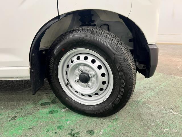 ハイゼットカーゴＤＸ　走行８１１８キロ／ＦＭＡＭラジオ／オートライト／マット１年保証距離無制限　走行距離８１１８キロ　ＦＭＡＭラジオ　純正フロアマット　助手席エアバッグ　クリアランスソナー　オートライト　アイドリングストップ　両側スライドドア（埼玉県）の中古車