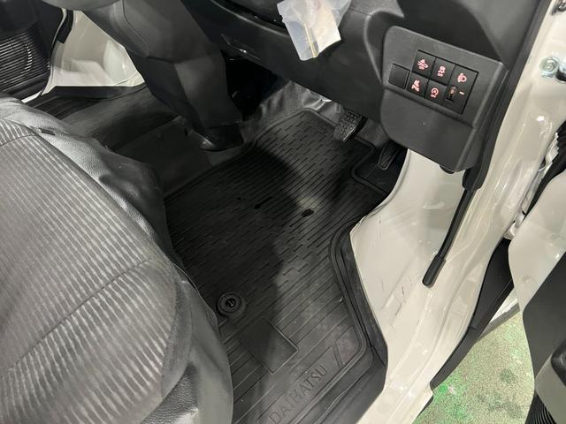 ハイゼットカーゴＤＸ　走行８１１８キロ／ＦＭＡＭラジオ／オートライト／マット１年保証距離無制限　走行距離８１１８キロ　ＦＭＡＭラジオ　純正フロアマット　助手席エアバッグ　クリアランスソナー　オートライト　アイドリングストップ　両側スライドドア（埼玉県）の中古車