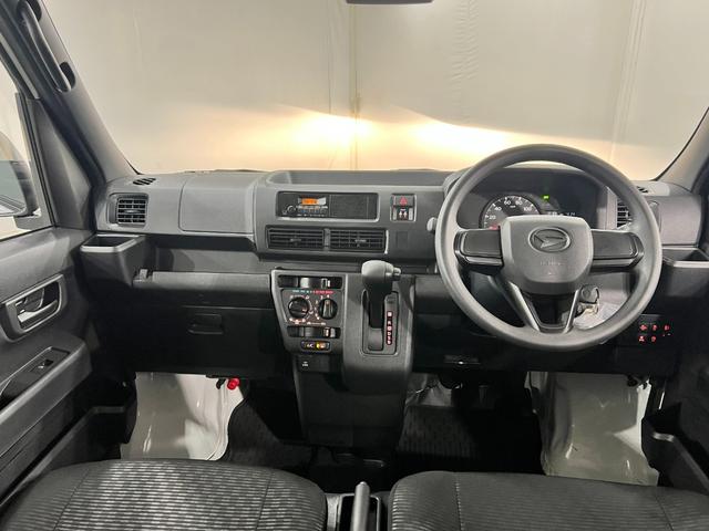 ハイゼットカーゴＤＸ　走行８１１８キロ／ＦＭＡＭラジオ／オートライト／マット１年保証距離無制限　走行距離８１１８キロ　ＦＭＡＭラジオ　純正フロアマット　助手席エアバッグ　クリアランスソナー　オートライト　アイドリングストップ　両側スライドドア（埼玉県）の中古車