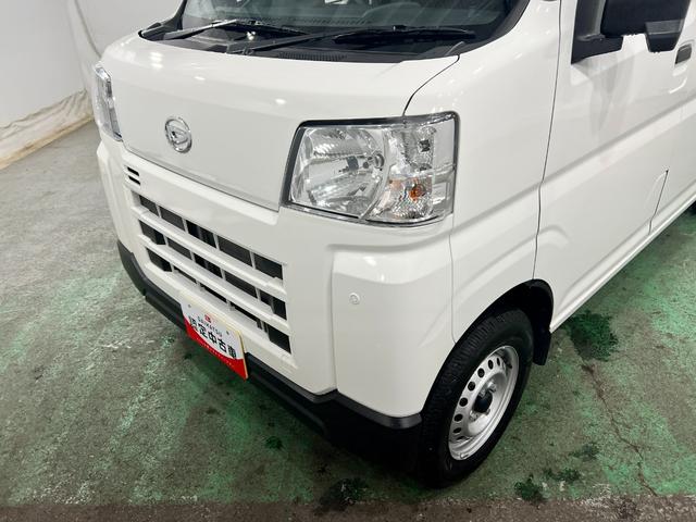 ハイゼットカーゴＤＸ　走行８１１８キロ／ＦＭＡＭラジオ／オートライト／マット１年保証距離無制限　走行距離８１１８キロ　ＦＭＡＭラジオ　純正フロアマット　助手席エアバッグ　クリアランスソナー　オートライト　アイドリングストップ　両側スライドドア（埼玉県）の中古車