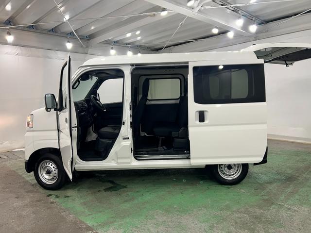 ハイゼットカーゴＤＸ　走行８１１８キロ／ＦＭＡＭラジオ／オートライト／マット１年保証距離無制限　走行距離８１１８キロ　ＦＭＡＭラジオ　純正フロアマット　助手席エアバッグ　クリアランスソナー　オートライト　アイドリングストップ　両側スライドドア（埼玉県）の中古車