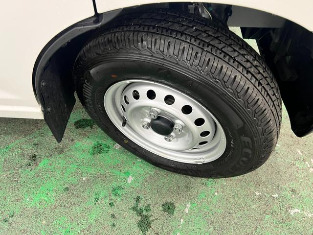 ハイゼットカーゴＤＸ　走行８１１８キロ／ＦＭＡＭラジオ／オートライト／マット１年保証距離無制限　走行距離８１１８キロ　ＦＭＡＭラジオ　純正フロアマット　助手席エアバッグ　クリアランスソナー　オートライト　アイドリングストップ　両側スライドドア（埼玉県）の中古車