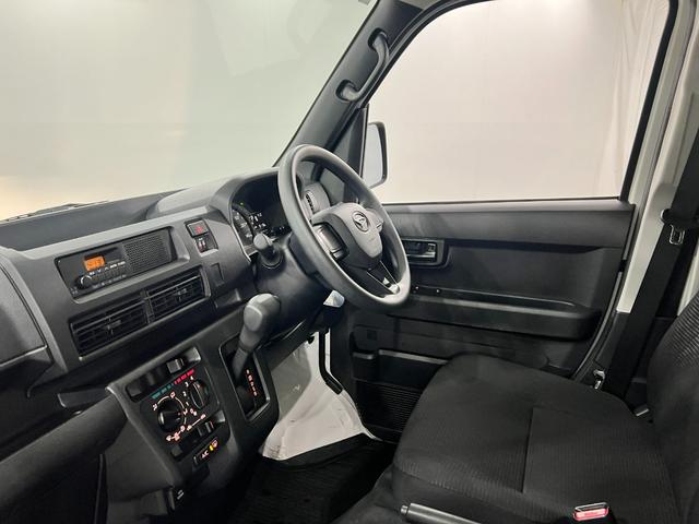 ハイゼットカーゴＤＸ　走行８１１８キロ／ＦＭＡＭラジオ／オートライト／マット１年保証距離無制限　走行距離８１１８キロ　ＦＭＡＭラジオ　純正フロアマット　助手席エアバッグ　クリアランスソナー　オートライト　アイドリングストップ　両側スライドドア（埼玉県）の中古車