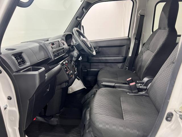 ハイゼットカーゴＤＸ　走行８１１８キロ／ＦＭＡＭラジオ／オートライト／マット１年保証距離無制限　走行距離８１１８キロ　ＦＭＡＭラジオ　純正フロアマット　助手席エアバッグ　クリアランスソナー　オートライト　アイドリングストップ　両側スライドドア（埼玉県）の中古車