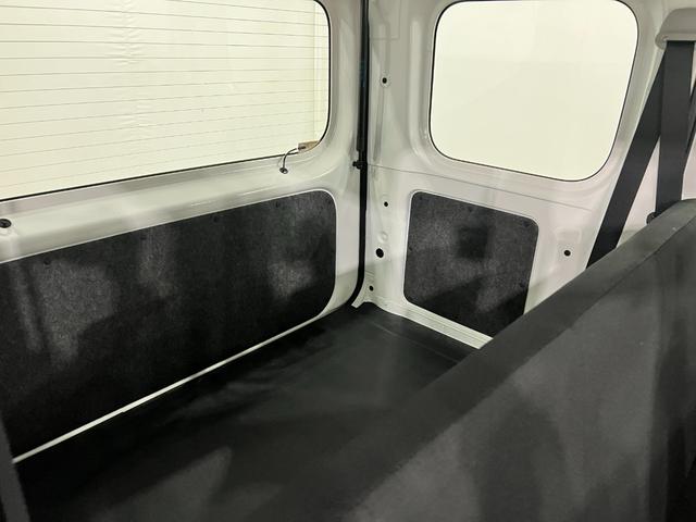 ハイゼットカーゴＤＸ　走行８１１８キロ／ＦＭＡＭラジオ／オートライト／マット１年保証距離無制限　走行距離８１１８キロ　ＦＭＡＭラジオ　純正フロアマット　助手席エアバッグ　クリアランスソナー　オートライト　アイドリングストップ　両側スライドドア（埼玉県）の中古車