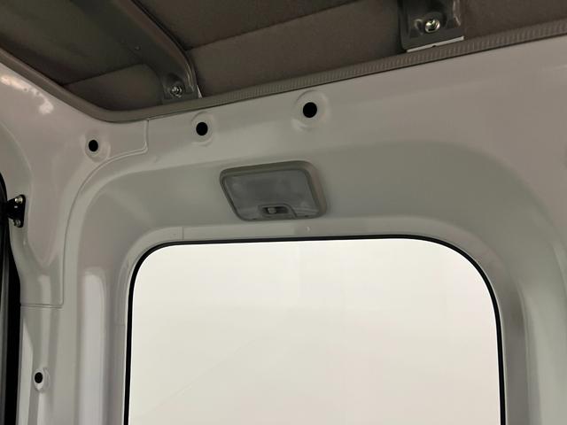 ハイゼットカーゴＤＸ　走行８１１８キロ／ＦＭＡＭラジオ／オートライト／マット１年保証距離無制限　走行距離８１１８キロ　ＦＭＡＭラジオ　純正フロアマット　助手席エアバッグ　クリアランスソナー　オートライト　アイドリングストップ　両側スライドドア（埼玉県）の中古車