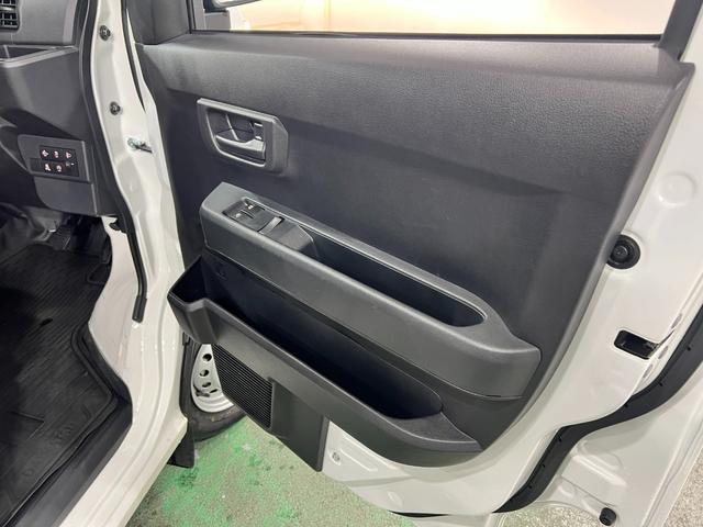 ハイゼットカーゴＤＸ　走行８１１８キロ／ＦＭＡＭラジオ／オートライト／マット１年保証距離無制限　走行距離８１１８キロ　ＦＭＡＭラジオ　純正フロアマット　助手席エアバッグ　クリアランスソナー　オートライト　アイドリングストップ　両側スライドドア（埼玉県）の中古車