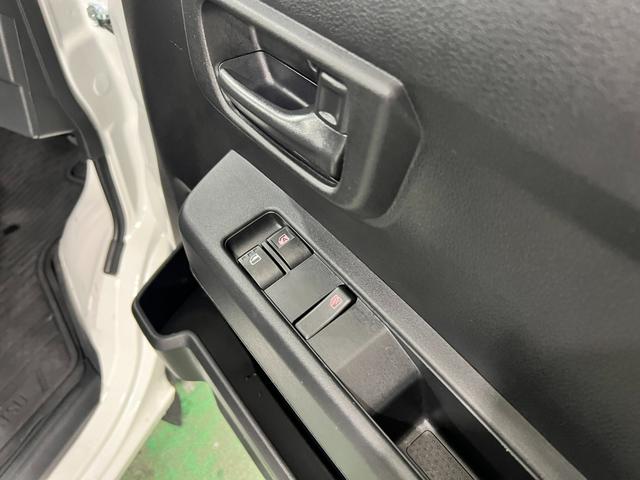 ハイゼットカーゴＤＸ　走行８１１８キロ／ＦＭＡＭラジオ／オートライト／マット１年保証距離無制限　走行距離８１１８キロ　ＦＭＡＭラジオ　純正フロアマット　助手席エアバッグ　クリアランスソナー　オートライト　アイドリングストップ　両側スライドドア（埼玉県）の中古車