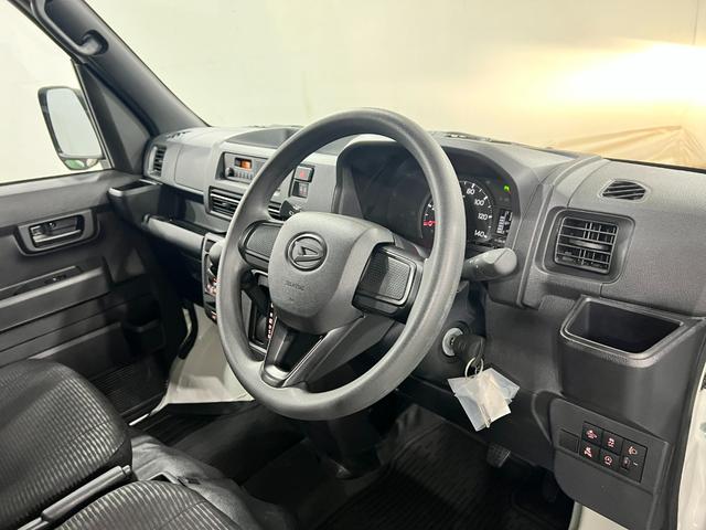 ハイゼットカーゴＤＸ　走行８１１８キロ／ＦＭＡＭラジオ／オートライト／マット１年保証距離無制限　走行距離８１１８キロ　ＦＭＡＭラジオ　純正フロアマット　助手席エアバッグ　クリアランスソナー　オートライト　アイドリングストップ　両側スライドドア（埼玉県）の中古車