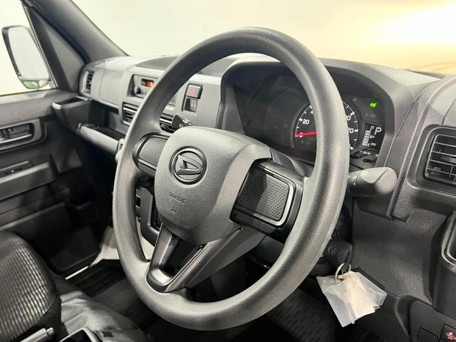 ハイゼットカーゴＤＸ　走行８１１８キロ／ＦＭＡＭラジオ／オートライト／マット１年保証距離無制限　走行距離８１１８キロ　ＦＭＡＭラジオ　純正フロアマット　助手席エアバッグ　クリアランスソナー　オートライト　アイドリングストップ　両側スライドドア（埼玉県）の中古車