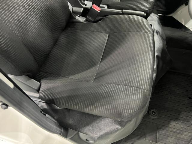 ハイゼットカーゴＤＸ　走行８１１８キロ／ＦＭＡＭラジオ／オートライト／マット１年保証距離無制限　走行距離８１１８キロ　ＦＭＡＭラジオ　純正フロアマット　助手席エアバッグ　クリアランスソナー　オートライト　アイドリングストップ　両側スライドドア（埼玉県）の中古車