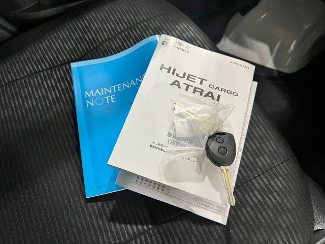 ハイゼットカーゴＤＸ　走行８１１８キロ／ＦＭＡＭラジオ／オートライト／マット１年保証距離無制限　走行距離８１１８キロ　ＦＭＡＭラジオ　純正フロアマット　助手席エアバッグ　クリアランスソナー　オートライト　アイドリングストップ　両側スライドドア（埼玉県）の中古車