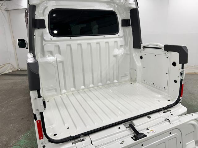 ハイゼットカーゴデッキバンＧ　走行８８４９７キロ／車検整備付／４ＷＤ／ナビ一年保証・走行距離無制限走行８８４９７キロ　フルセグナビ　バックカメラ　ドラレコ　車検整備付　４ＷＤ　ＬＥＤヘッドライト（埼玉県）の中古車