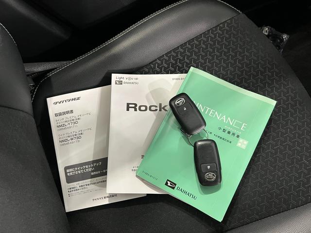 ロッキープレミアムG 4WD/車検整備付/走行39970キロ/ナビ1年保証距離無制限 走行距離39970キロ 純正フルセグナビ パノラマモニター ドラレコ 純正マット サイドエアバッグ LEDヘッドランプ アイドリングストップ シートヒーター 電動格納式ドアミラー(埼玉県)の中古車