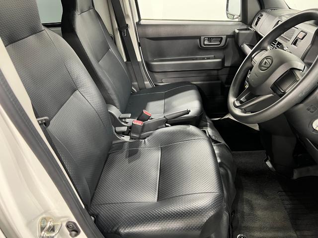 ハイゼットカーゴスペシャル　走行３２３４キロ／４ＷＤ／フィルム／オートライト一年保証・走行距離無制限走行３２３４キロ　４ＷＤ　スモークフィルム　純正カーペットマット　クリアランスソナー　オートライト　アイドリングストップ（埼玉県）の中古車