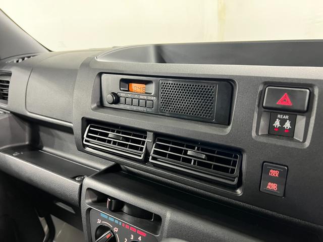 ハイゼットカーゴスペシャル　走行３２３４キロ／４ＷＤ／フィルム／オートライト一年保証・走行距離無制限走行３２３４キロ　４ＷＤ　スモークフィルム　純正カーペットマット　クリアランスソナー　オートライト　アイドリングストップ（埼玉県）の中古車