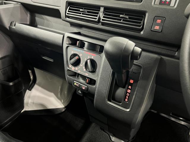 ハイゼットカーゴスペシャル　走行３２３４キロ／４ＷＤ／フィルム／オートライト一年保証・走行距離無制限走行３２３４キロ　４ＷＤ　スモークフィルム　純正カーペットマット　クリアランスソナー　オートライト　アイドリングストップ（埼玉県）の中古車