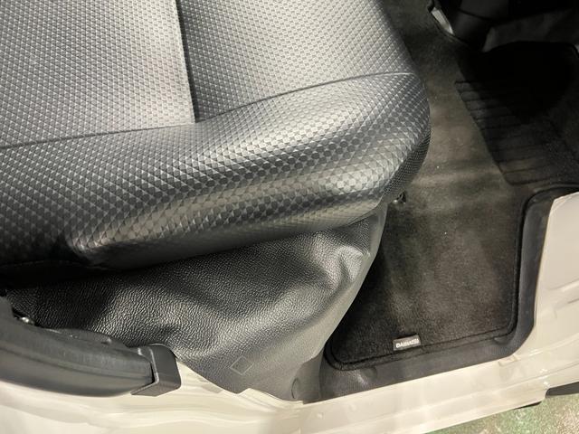 ハイゼットカーゴスペシャル　走行３２３４キロ／４ＷＤ／フィルム／オートライト一年保証・走行距離無制限走行３２３４キロ　４ＷＤ　スモークフィルム　純正カーペットマット　クリアランスソナー　オートライト　アイドリングストップ（埼玉県）の中古車