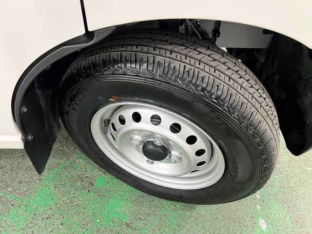 ハイゼットカーゴスペシャル　走行３２３４キロ／４ＷＤ／フィルム／オートライト一年保証・走行距離無制限走行３２３４キロ　４ＷＤ　スモークフィルム　純正カーペットマット　クリアランスソナー　オートライト　アイドリングストップ（埼玉県）の中古車