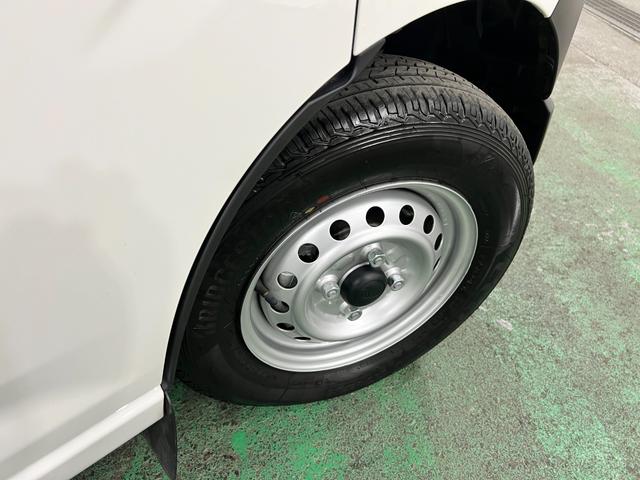 ハイゼットカーゴスペシャル　走行３２３４キロ／４ＷＤ／フィルム／オートライト一年保証・走行距離無制限走行３２３４キロ　４ＷＤ　スモークフィルム　純正カーペットマット　クリアランスソナー　オートライト　アイドリングストップ（埼玉県）の中古車