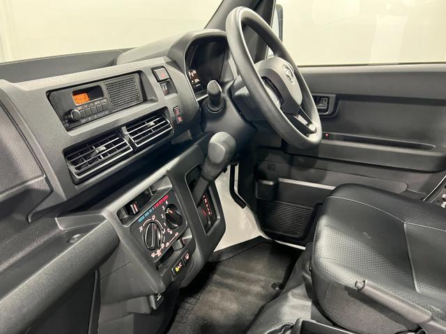 ハイゼットカーゴスペシャル　走行３２３４キロ／４ＷＤ／フィルム／オートライト一年保証・走行距離無制限走行３２３４キロ　４ＷＤ　スモークフィルム　純正カーペットマット　クリアランスソナー　オートライト　アイドリングストップ（埼玉県）の中古車