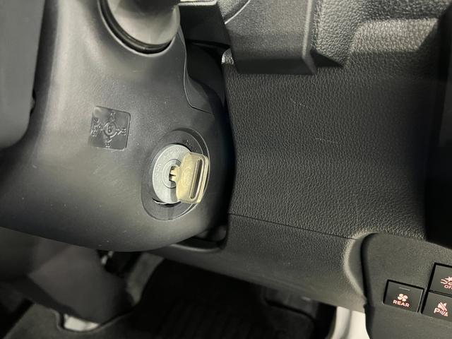 ハイゼットカーゴスペシャル　走行３２３４キロ／４ＷＤ／フィルム／オートライト一年保証・走行距離無制限走行３２３４キロ　４ＷＤ　スモークフィルム　純正カーペットマット　クリアランスソナー　オートライト　アイドリングストップ（埼玉県）の中古車