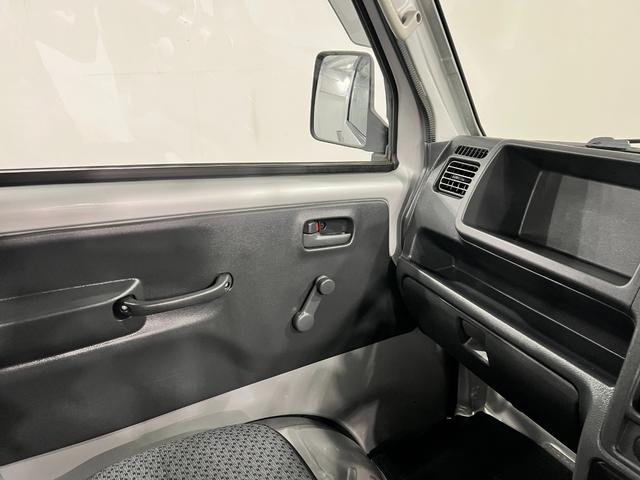 キャリイトラックＫＣエアコン・パワステ　ＭＴ車／走行２６６４３キロ／ラジオ１年保証距離無制限　走行距離２６６４３キロ　５速ＭＴ　ＦＭＡＭラジオ　純正フロアマット　荷台作業灯　マニュアルエアコン　スペアキー（埼玉県）の中古車