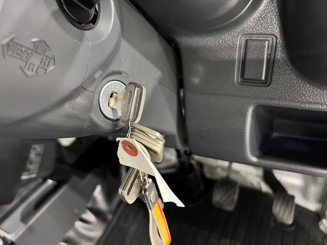 キャリイトラックＫＣエアコン・パワステ　ＭＴ車／走行２６６４３キロ／ラジオ１年保証距離無制限　走行距離２６６４３キロ　５速ＭＴ　ＦＭＡＭラジオ　純正フロアマット　荷台作業灯　マニュアルエアコン　スペアキー（埼玉県）の中古車