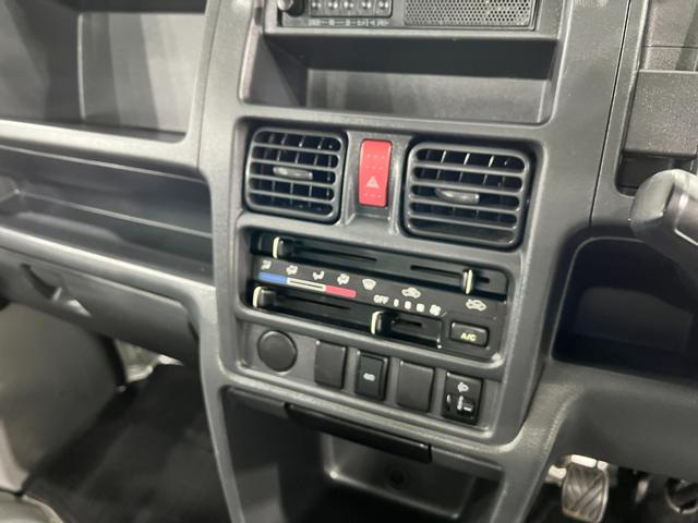 キャリイトラックＫＣエアコン・パワステ　ＭＴ車／走行２６６４３キロ／ラジオ１年保証距離無制限　走行距離２６６４３キロ　５速ＭＴ　ＦＭＡＭラジオ　純正フロアマット　荷台作業灯　マニュアルエアコン　スペアキー（埼玉県）の中古車