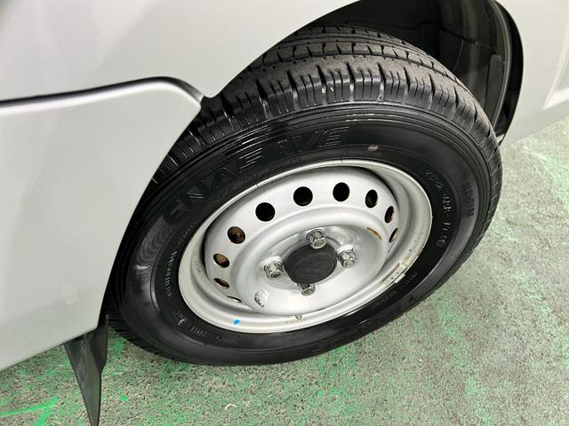 キャリイトラックＫＣエアコン・パワステ　ＭＴ車／走行２６６４３キロ／ラジオ１年保証距離無制限　走行距離２６６４３キロ　５速ＭＴ　ＦＭＡＭラジオ　純正フロアマット　荷台作業灯　マニュアルエアコン　スペアキー（埼玉県）の中古車