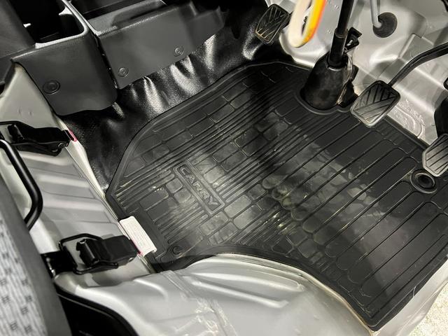 キャリイトラックＫＣエアコン・パワステ　ＭＴ車／走行２６６４３キロ／ラジオ１年保証距離無制限　走行距離２６６４３キロ　５速ＭＴ　ＦＭＡＭラジオ　純正フロアマット　荷台作業灯　マニュアルエアコン　スペアキー（埼玉県）の中古車