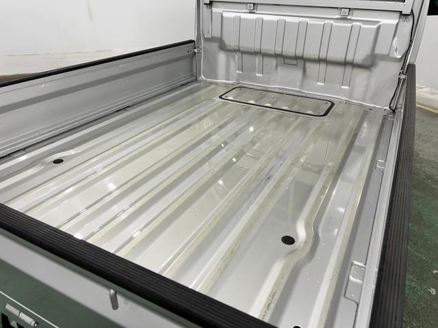 キャリイトラックＫＣエアコン・パワステ　ＭＴ車／走行２６６４３キロ／ラジオ１年保証距離無制限　走行距離２６６４３キロ　５速ＭＴ　ＦＭＡＭラジオ　純正フロアマット　荷台作業灯　マニュアルエアコン　スペアキー（埼玉県）の中古車
