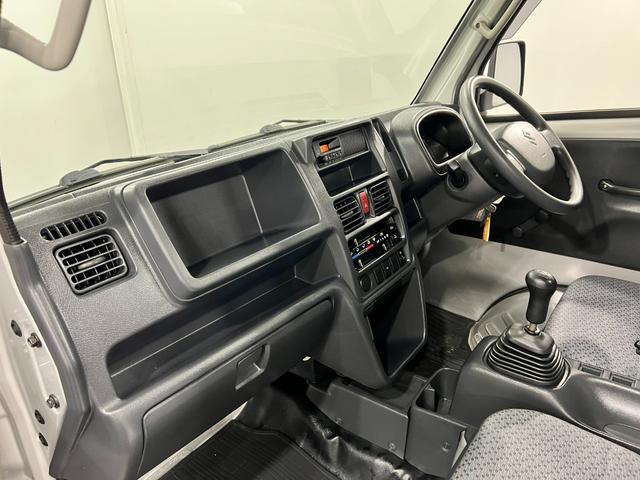 キャリイトラックＫＣエアコン・パワステ　ＭＴ車／走行２６６４３キロ／ラジオ１年保証距離無制限　走行距離２６６４３キロ　５速ＭＴ　ＦＭＡＭラジオ　純正フロアマット　荷台作業灯　マニュアルエアコン　スペアキー（埼玉県）の中古車