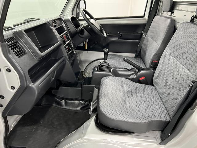 キャリイトラックＫＣエアコン・パワステ　ＭＴ車／走行２６６４３キロ／ラジオ１年保証距離無制限　走行距離２６６４３キロ　５速ＭＴ　ＦＭＡＭラジオ　純正フロアマット　荷台作業灯　マニュアルエアコン　スペアキー（埼玉県）の中古車