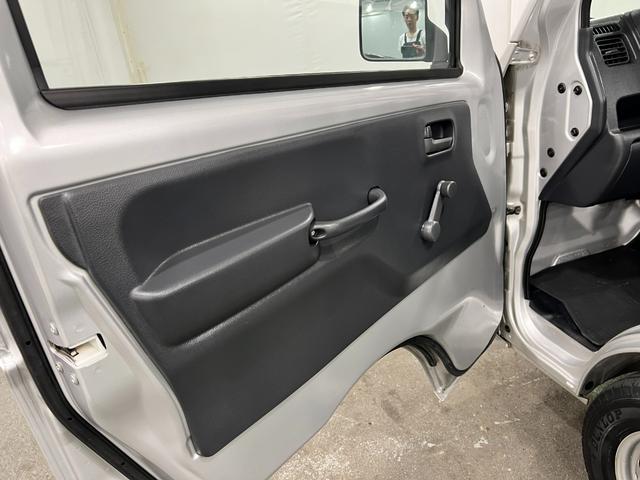 キャリイトラックＫＣエアコン・パワステ　ＭＴ車／走行２６６４３キロ／ラジオ１年保証距離無制限　走行距離２６６４３キロ　５速ＭＴ　ＦＭＡＭラジオ　純正フロアマット　荷台作業灯　マニュアルエアコン　スペアキー（埼玉県）の中古車