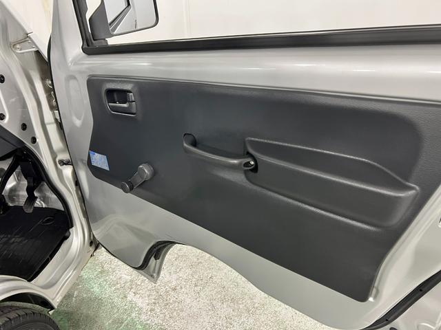 キャリイトラックＫＣエアコン・パワステ　ＭＴ車／走行２６６４３キロ／ラジオ１年保証距離無制限　走行距離２６６４３キロ　５速ＭＴ　ＦＭＡＭラジオ　純正フロアマット　荷台作業灯　マニュアルエアコン　スペアキー（埼玉県）の中古車